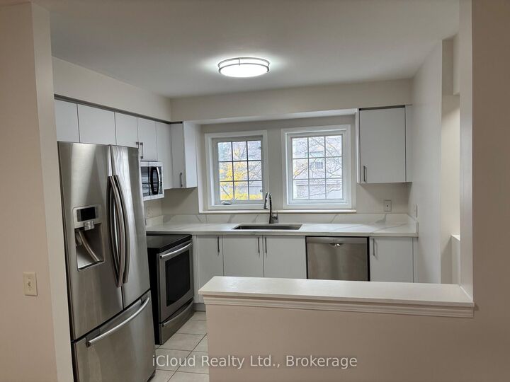Property Photo:  50 Strathaven Drive 7  ON L5R 4E7 