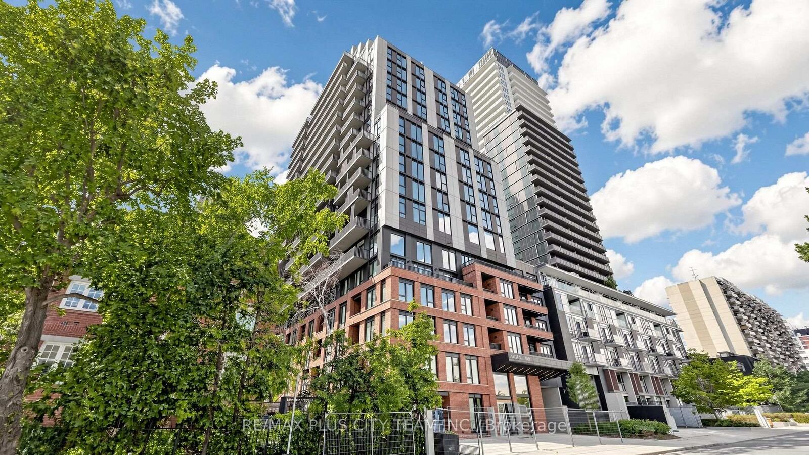 Property Photo:  109 Erskine Avenue 1010  ON M4P 0G6 