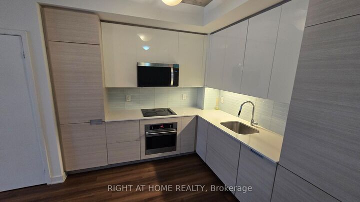 Property Photo:  210 Simcoe Street 914  ON M5T 0A9 