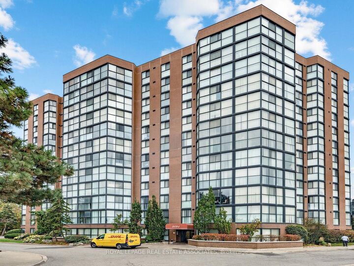 Property Photo:  2091 Hurontario Street 504  ON L5A 4E6 