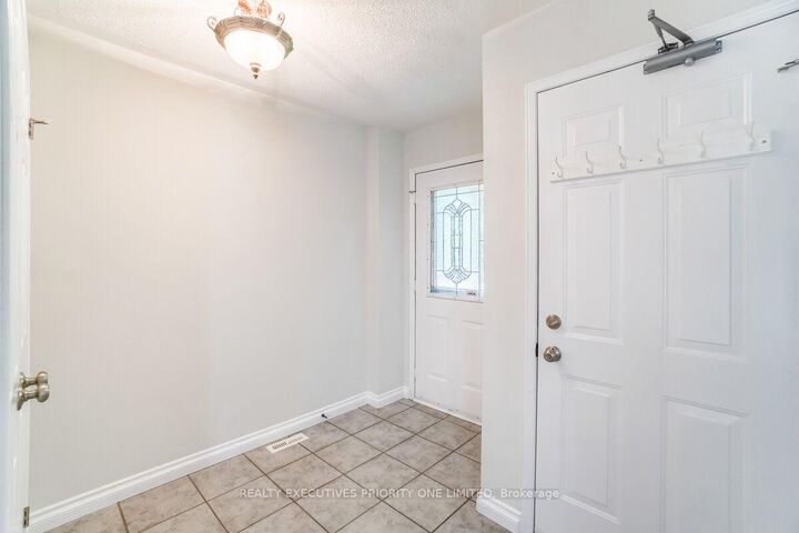 Property Photo:  17 Drake Drive  ON L4N 8W3 