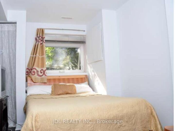 Property Photo:  118 Shuter St Street Master Room B, Main Floor  ON M5A 1V8 