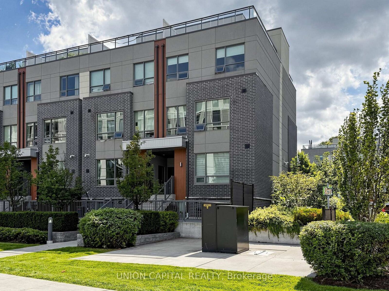 Property Photo:  1238 Cawthra Road 4  ON L5G 0B6 