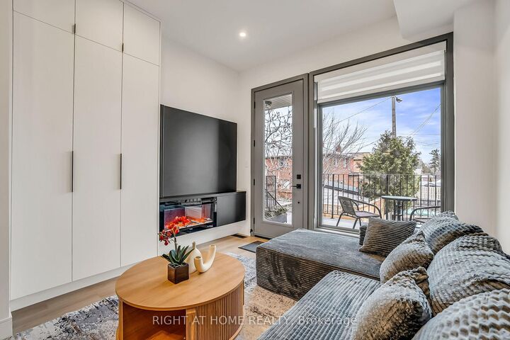 Property Photo:  1169 Davenport Road Unit 2  ON M6H 2G6 