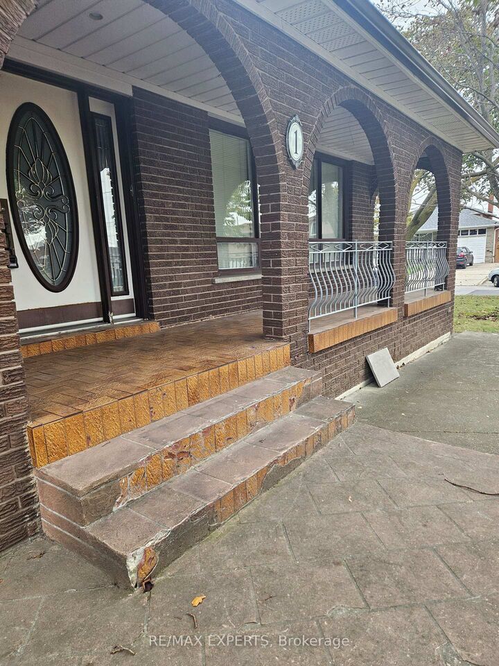 Property Photo:  1 Byworth Boulevard  ON M9R 1W8 