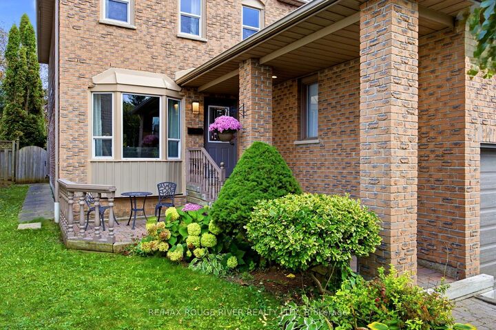 Property Photo:  7 Greenview Court  ON L1N 8J2 