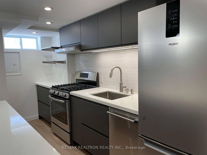 Property Photo:  82 Gunn Street 2  ON L4M 2H5 