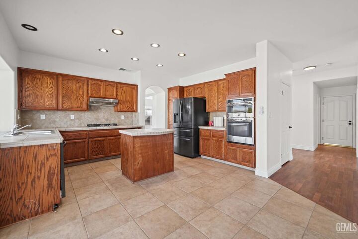 Property Photo:  9922 Balvanera Avenue  CA 93312 