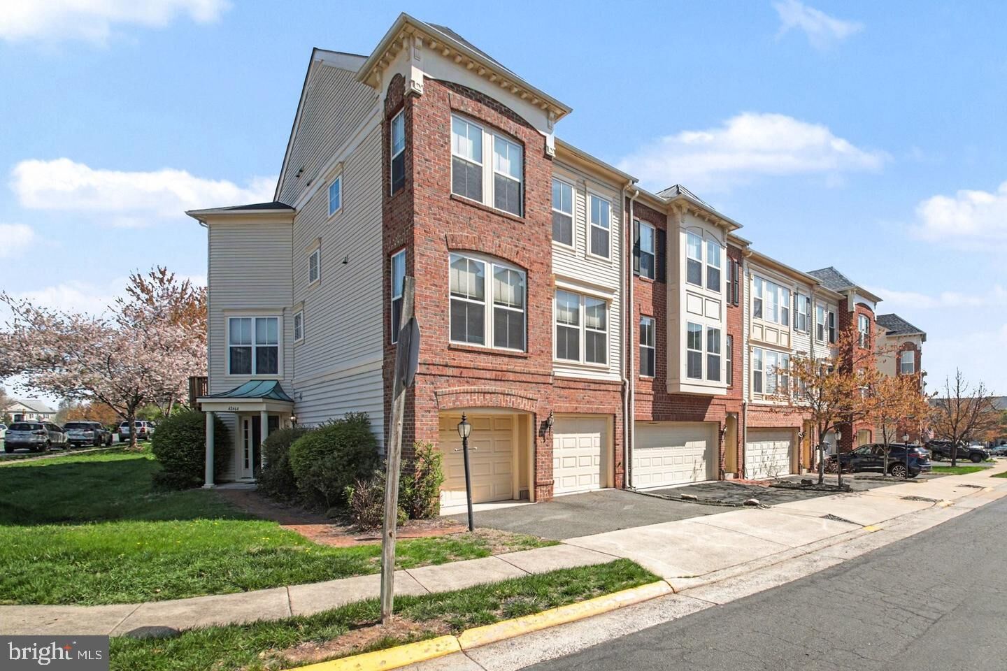 Property Photo:  42464 Regal Wood Drive  VA 20148 