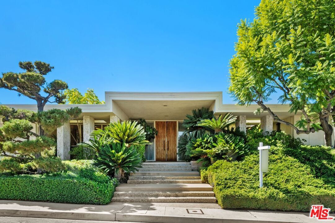 Property Photo:  3031 Elvido Dr  CA 90049 