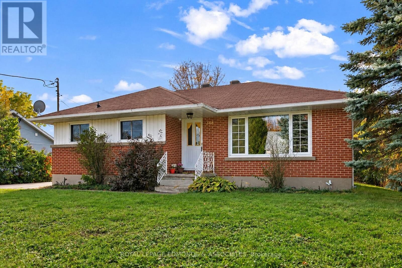 Property Photo:  566 Catherine Street South  ON K8A 1W3 
