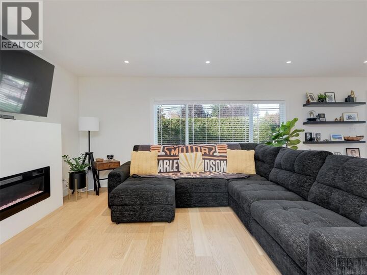 Property Photo:  7949 East Saanich Road  BC V0S 1M0 