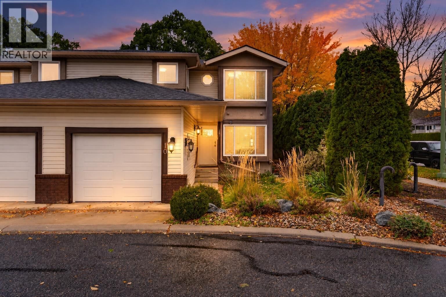 Property Photo:  1853 Edgehill Avenue 10  BC V1V 1X8 