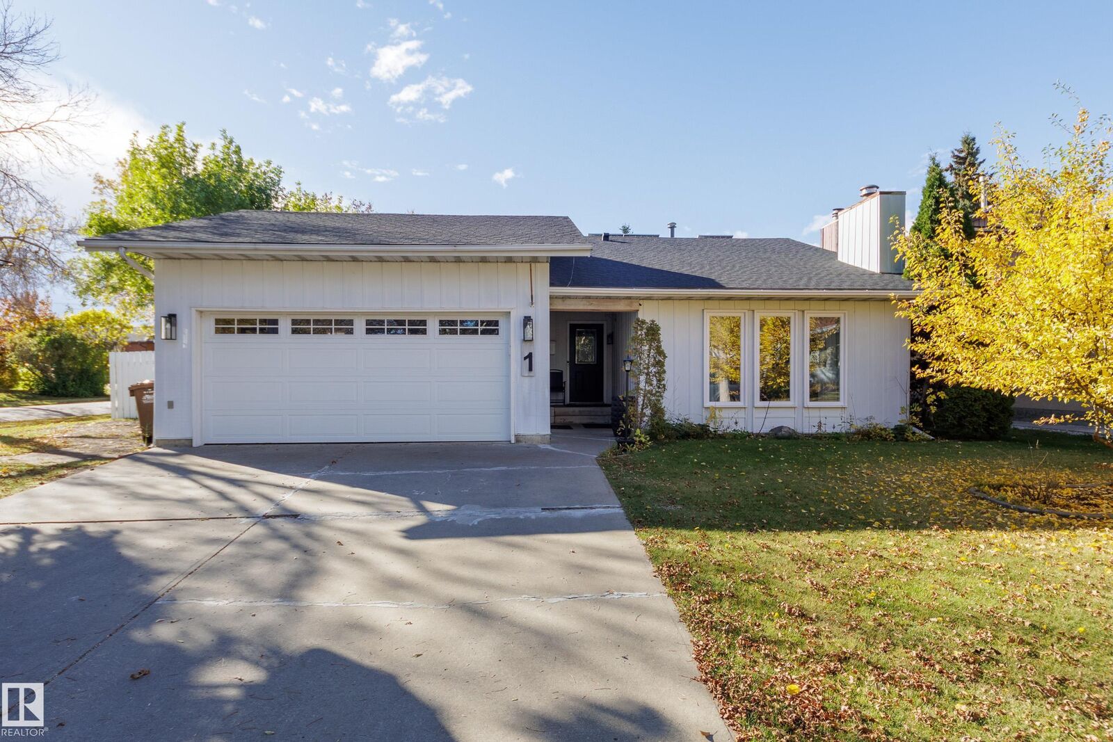 Property Photo:  1 Anita Crescent  AB T8N 2W3 