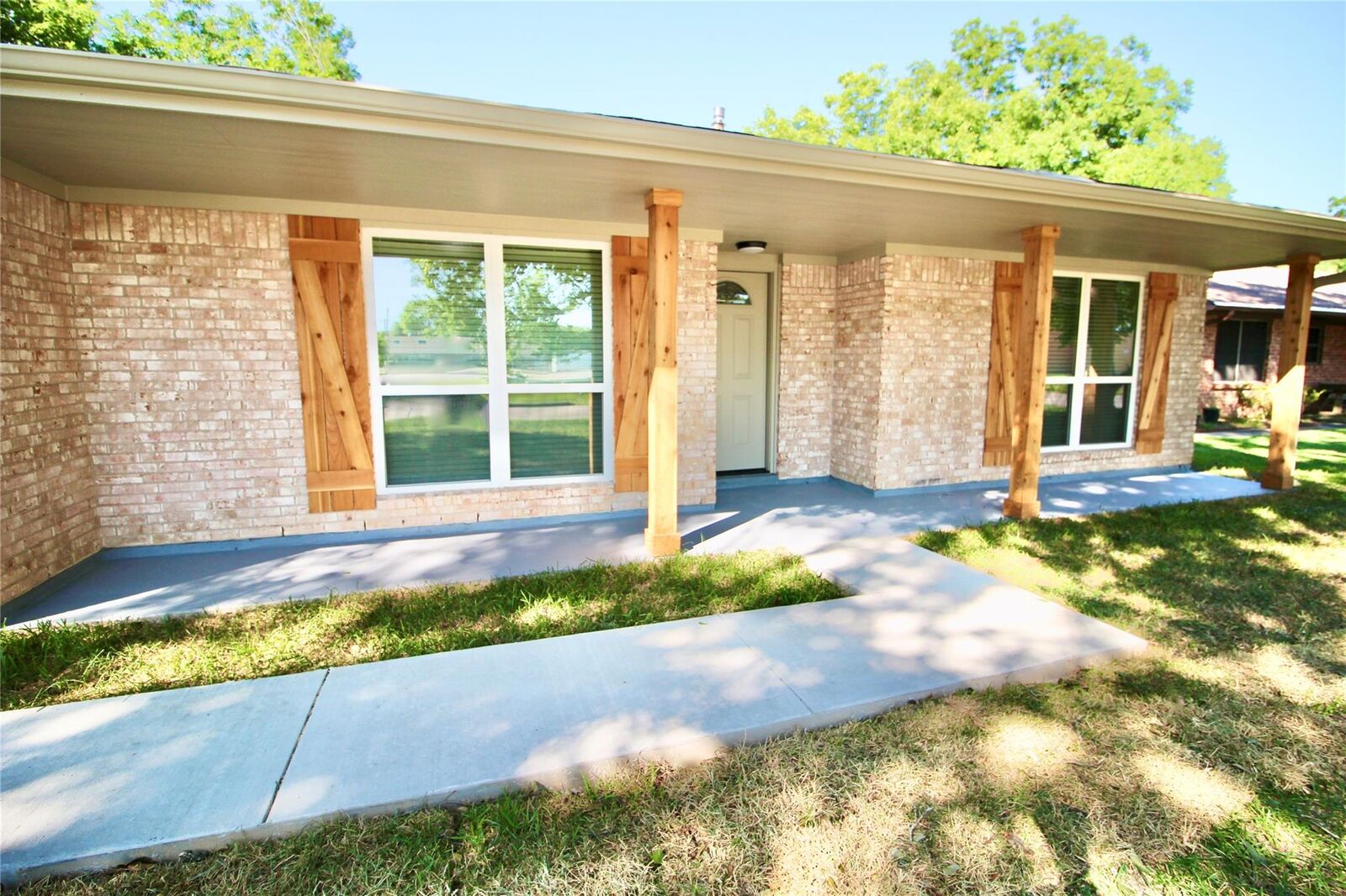 Property Photo: 409 Morningside Drive TX 77546