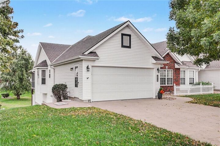 Property Photo: 3213 Devonshire Drive MO 64079
