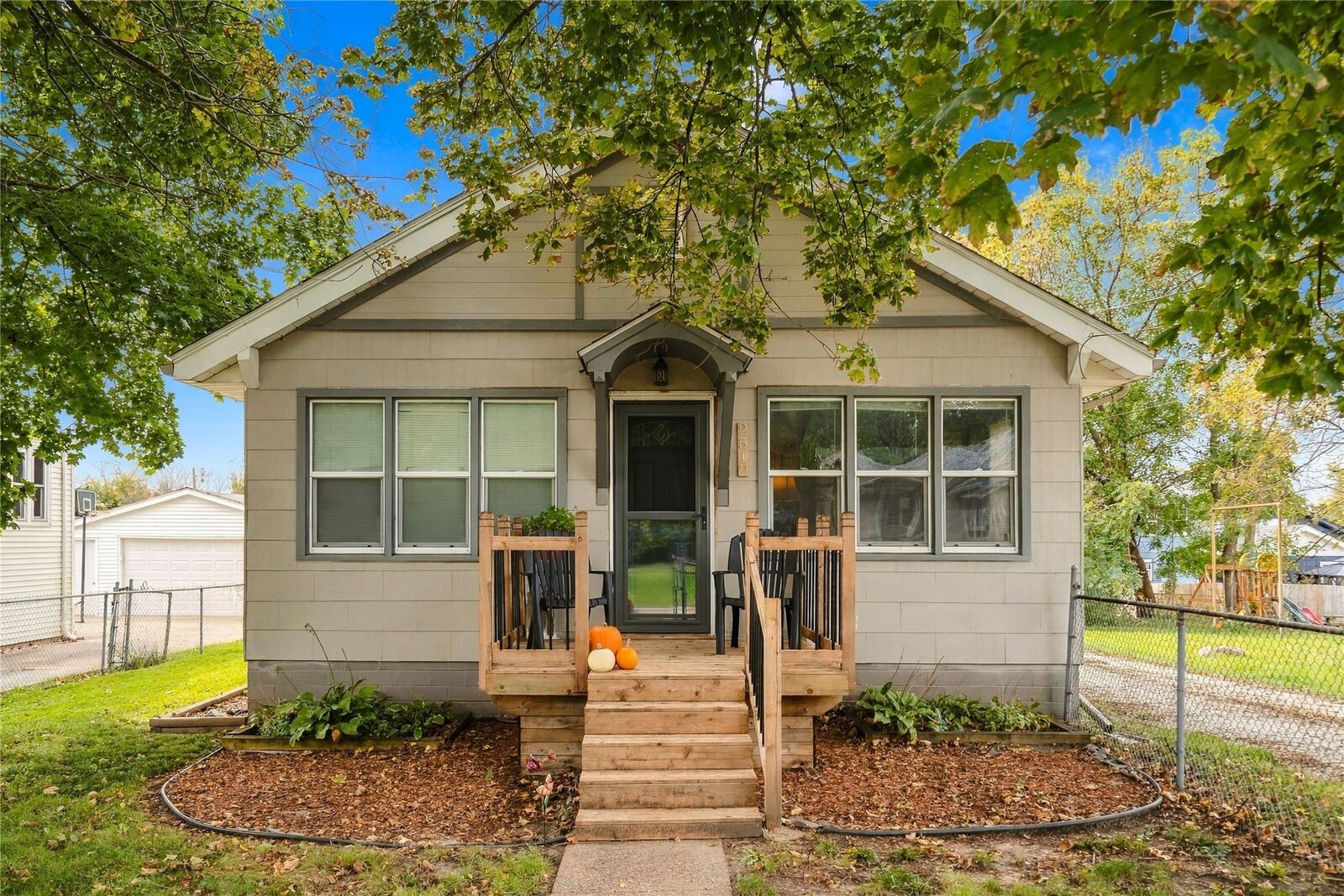Property Photo:  2512 E 41st Street  IA 50317 
