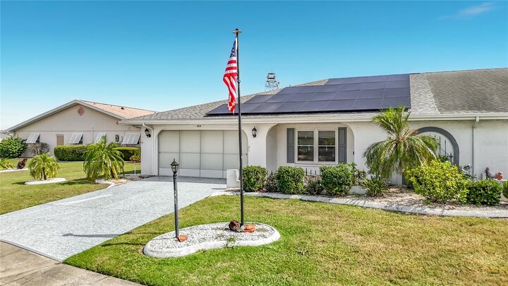 Property Photo:  905 Bluewater Drive  FL 33573 