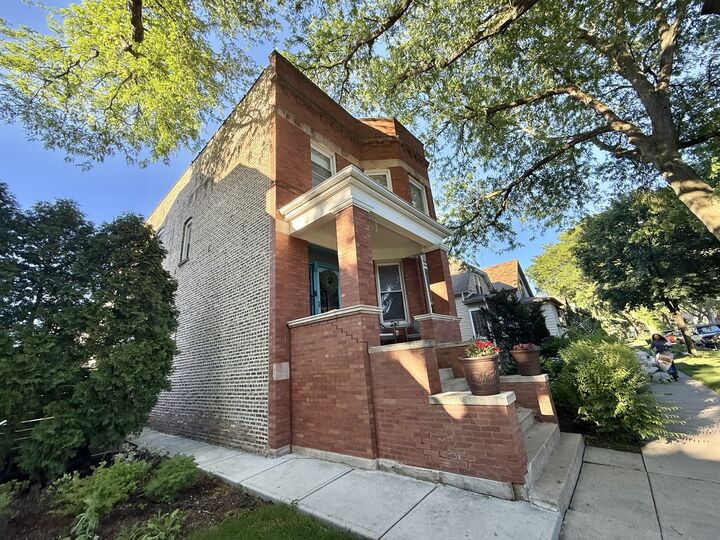 Property Photo: 5834 W Dakin Street IL 60634