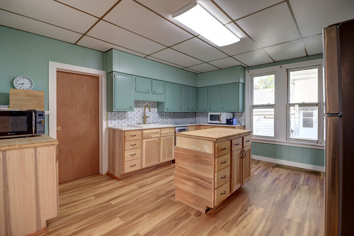 Property Photo:  335 6th Avenue N  IA 52732 