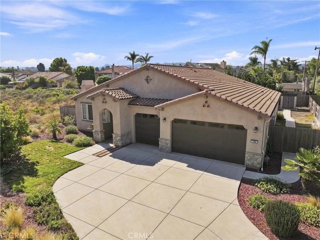 Property Photo:  794 Hickok Circle  CA 93455 