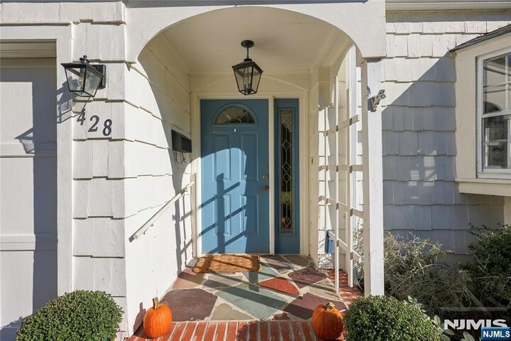 Property Photo:  428 Oxford Court  NJ 07450 