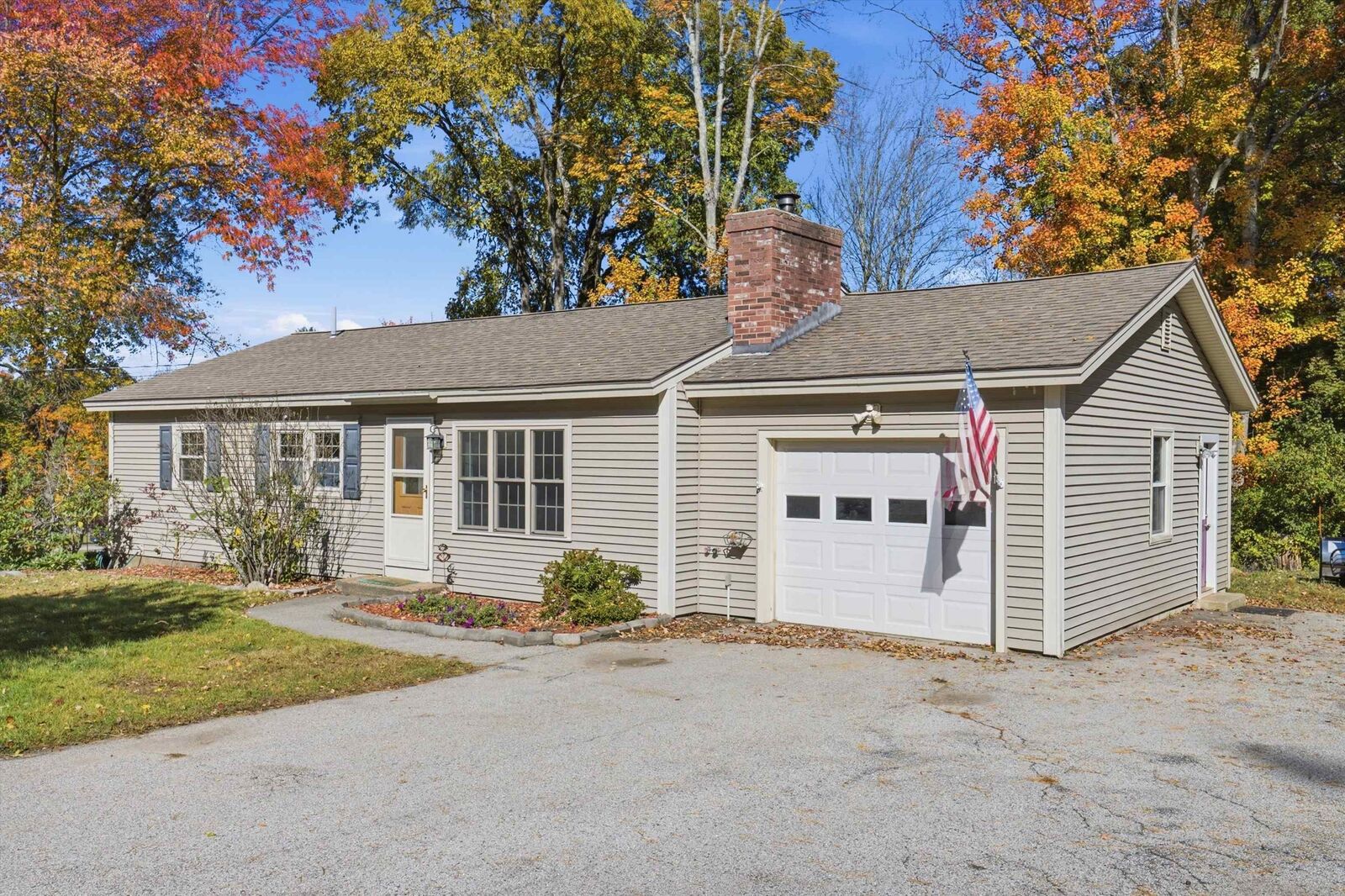 Property Photo: 8 Beauchesne Drive NH 03106