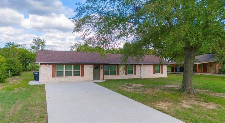Property Photo: 742 Henderson Street TX 75169