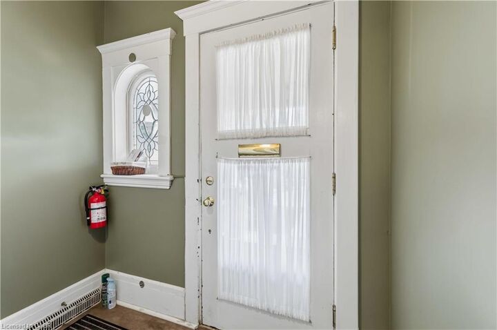 Property Photo:  92 Burris Street 1  ON L8M 2J5 