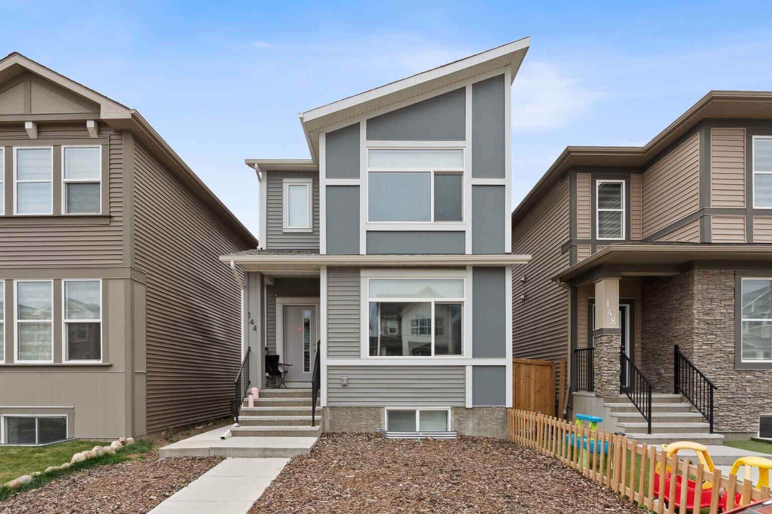 Property Photo:  144 Belvedere Green SE  AB T2A 7G2 