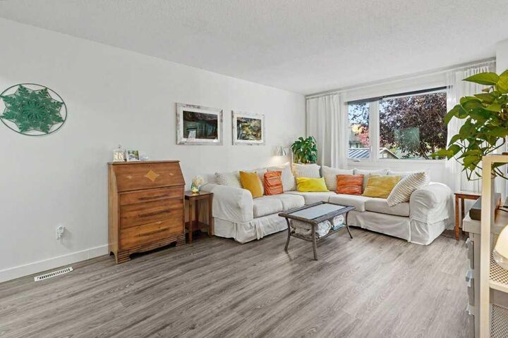 Property Photo:  203 Lynnview Road SE 8N  AB T2C 2C6 