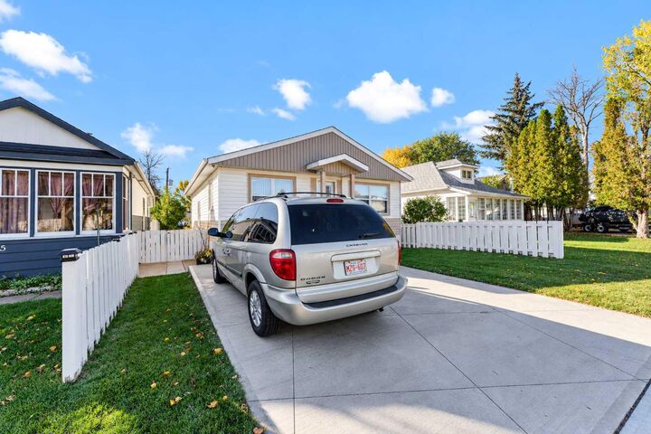 Property Photo:  473 10 Street SE  AB T1A 1R2 