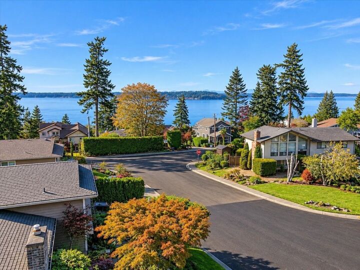 Property Photo:  915 S 261st Place  WA 98198 