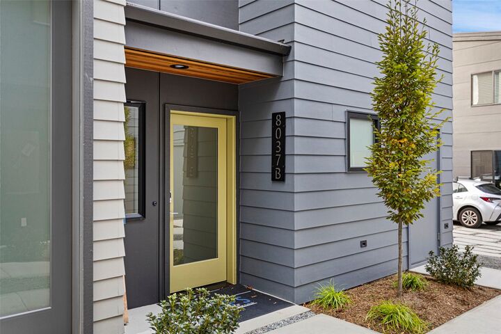 Property Photo: 8037 Wallingford Avenue N B WA 98103