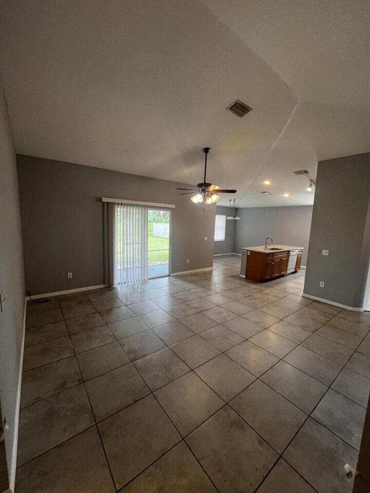 Property Photo:  517 SW Fairway Avenue  FL 34983 