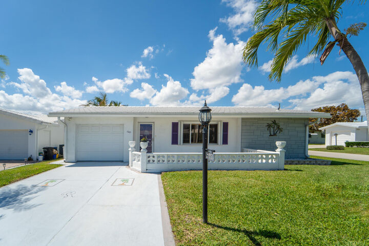 Property Photo: 1601 SW 18th Street SW FL 33426