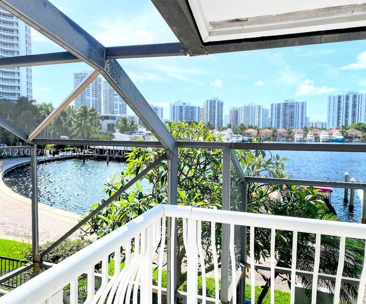 Property Photo: 3630 Yacht Club Dr 605 FL 33180