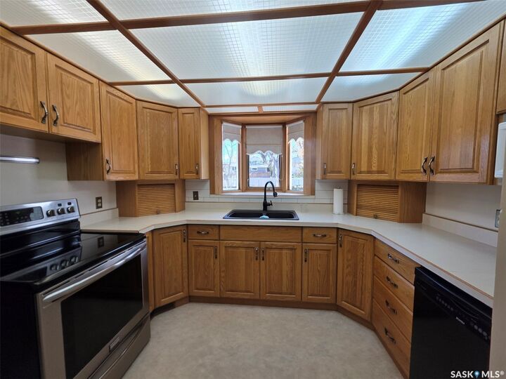 Property Photo:  810 11th Avenue NE  SK S9H 2V4 