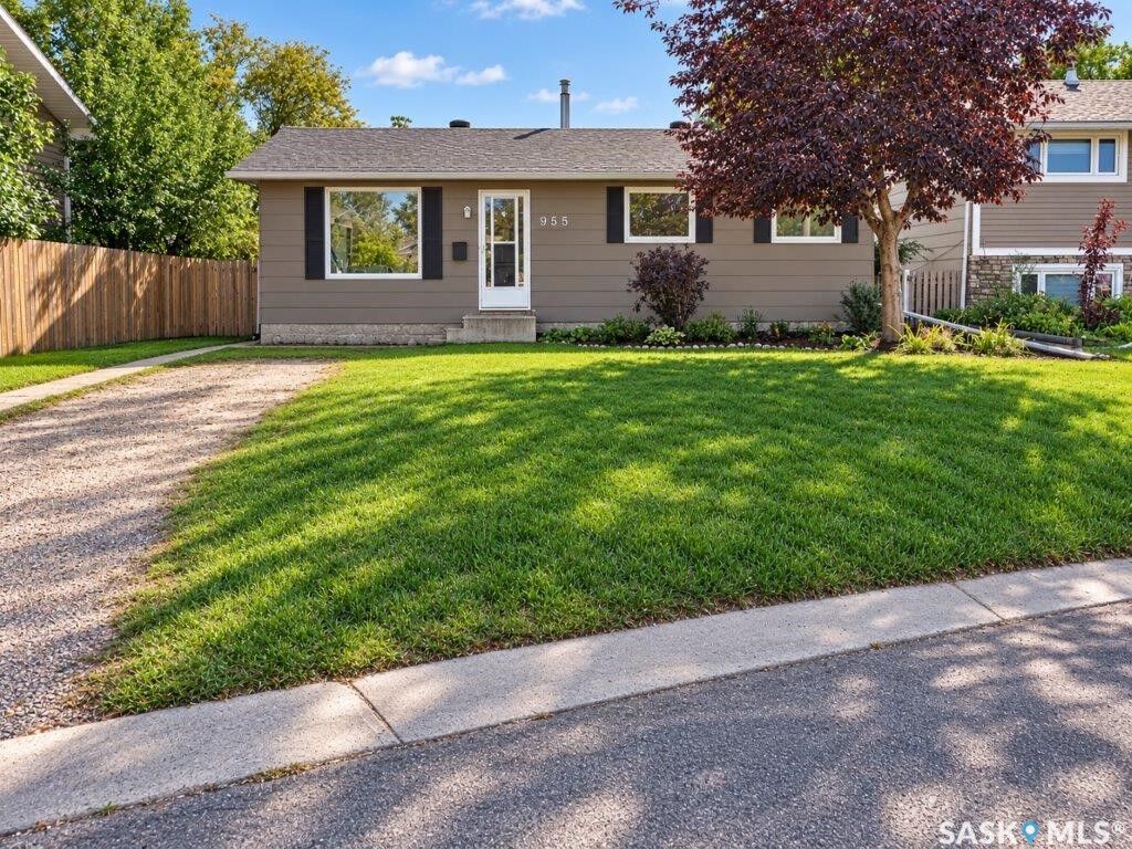 Property Photo:  955 Holdsworth Crescent  SK S6H 6T8 