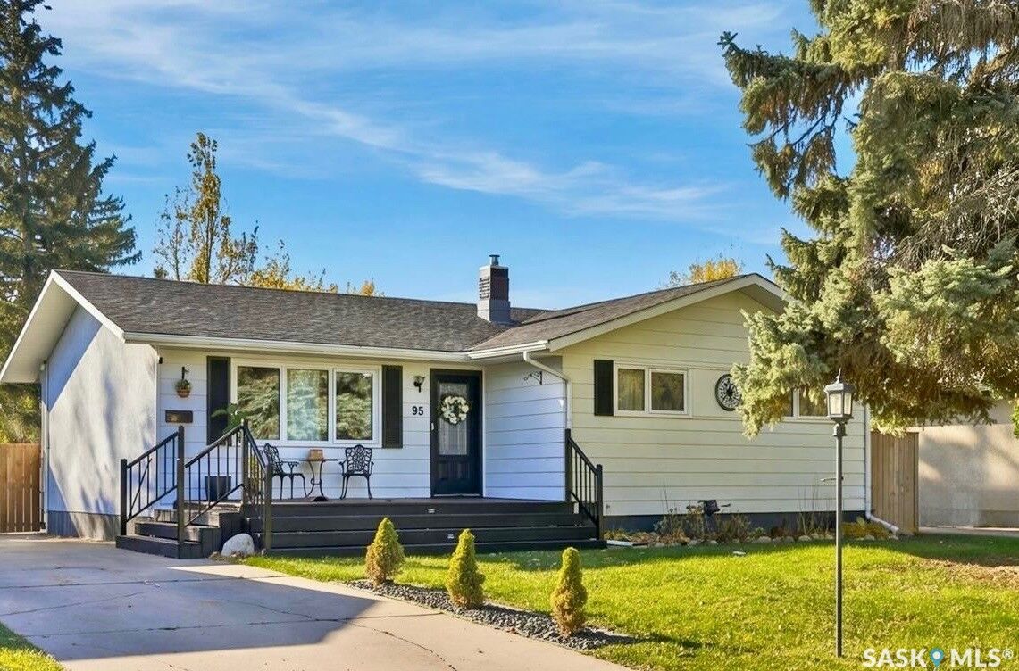 Property Photo:  95 St Lawrence Crescent  SK S7K 1G6 