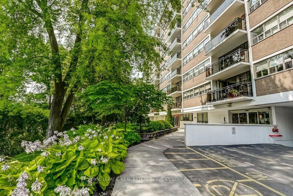 Property Photo:  212 Kerr Street 404  ON L6K 3B1 