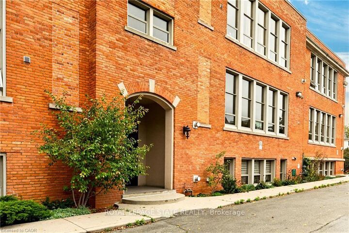 Property Photo:  357 Hunter Street W 13  ON L8P 1S6 
