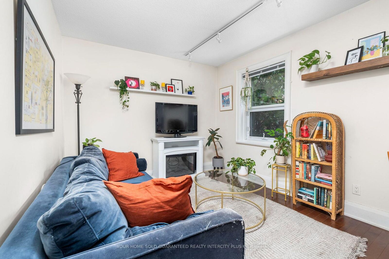 Property Photo: 114 Vaughan Road 202 ON M6C 2M1