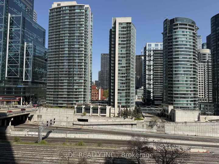 Property Photo:  1 Concord Cityplace Way 702  ON M5V 0X3 