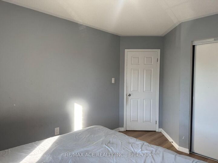 Property Photo:  1851 Parkhurst Crescent Room 1  ON L1X 0B1 