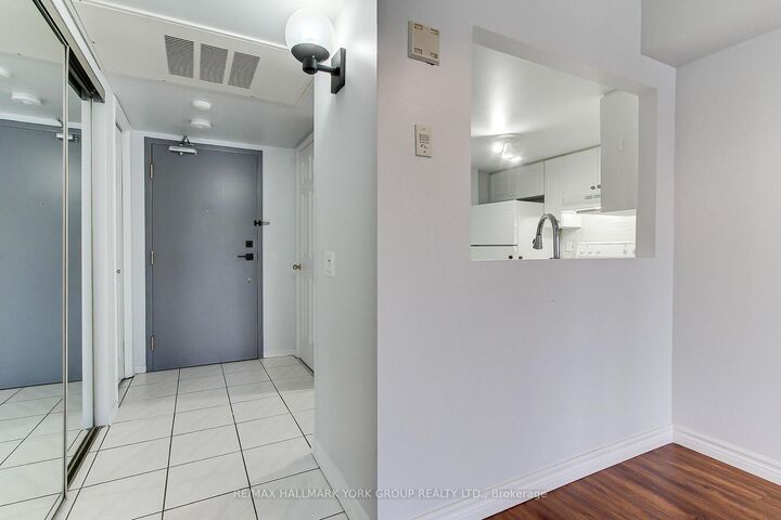 Property Photo:  160 Wellington Street E 304  ON L4G 1J3 