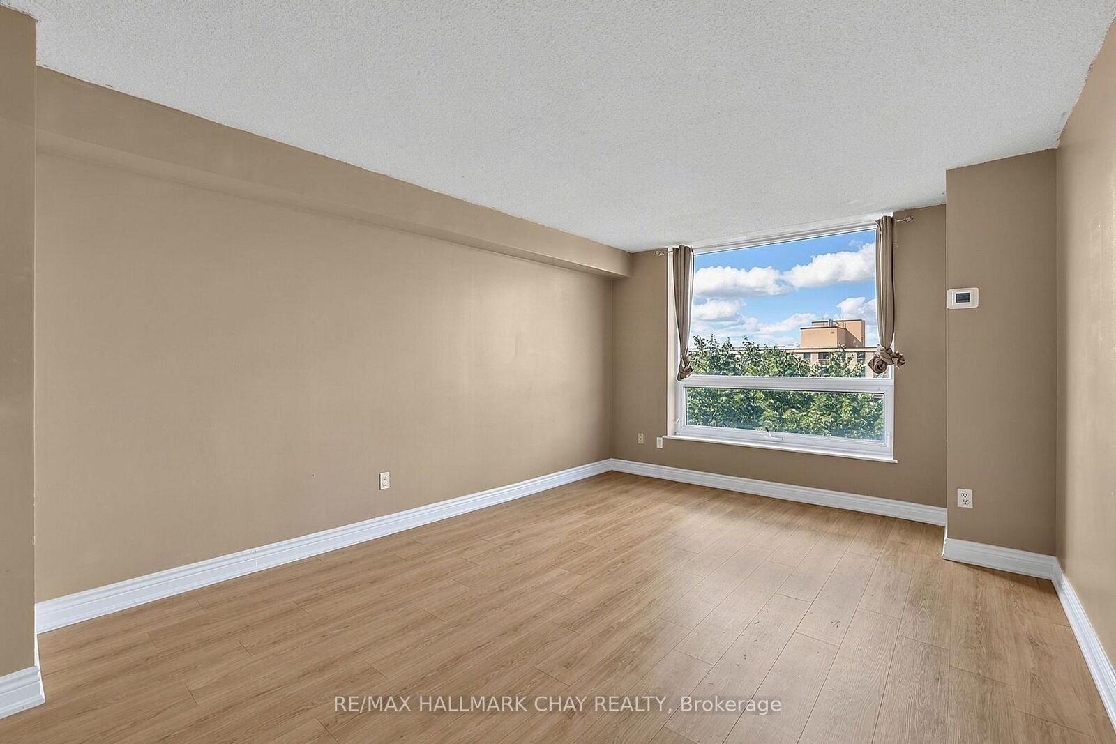 Property Photo:  326 Major Mackenzie Drive E 705  ON L4C 8T4 