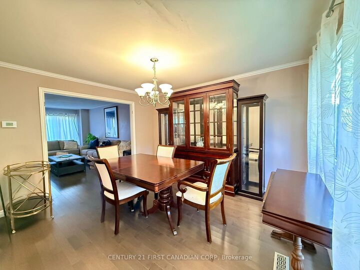 Property Photo:  26 Colonial Crescent  ON N6H 4X3 
