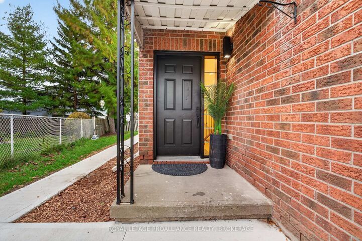 Property Photo:  1371 Brackenwood Crescent  ON K7P 2W4 