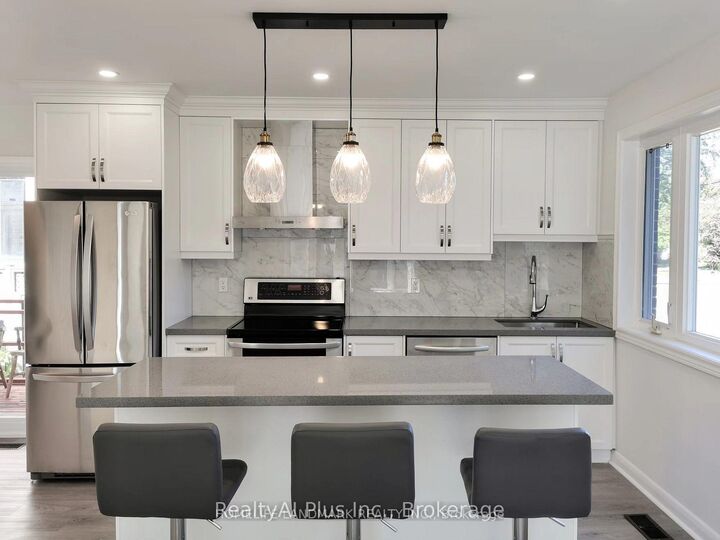 Property Photo:  28 Benfer Road Main  ON L4C 2J9 